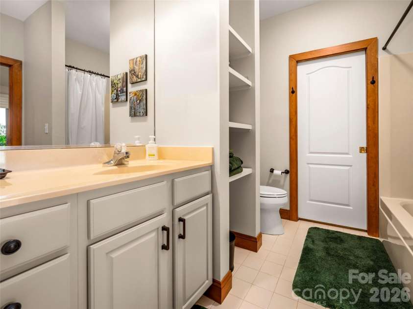 2 Meadow Ridge Lane, Hendersonville, NC 28739.  MLS# CAR4393819, YatesRealty ID 31793. 