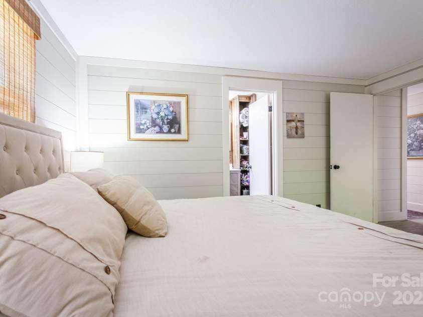 68 Mountain Drive, Robbinsville, NC 28771.  MLS# CAR4291302, YatesRealty ID 31797. 