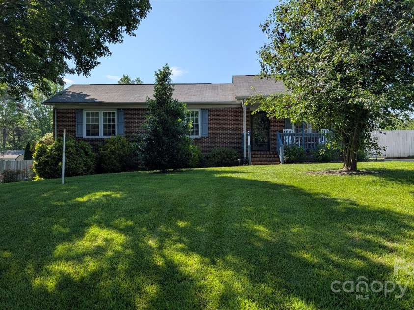 205 Wrentree Lane, Gastonia, NC 28056.  MLS# CAR4256679, YatesRealty ID 31798. 