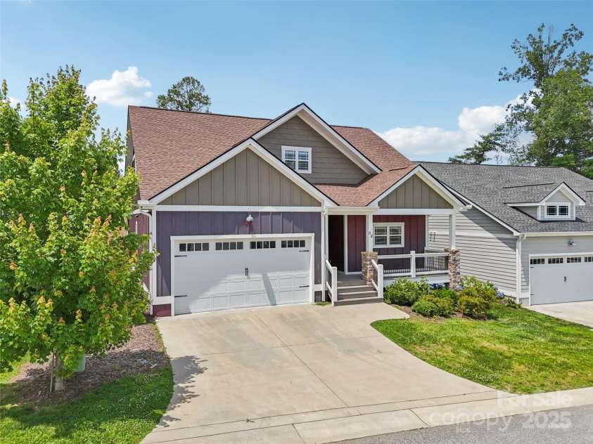 64 Leyland Circle, Hendersonville, NC 28792.  MLS# CAR4308400, YatesRealty ID 318. 