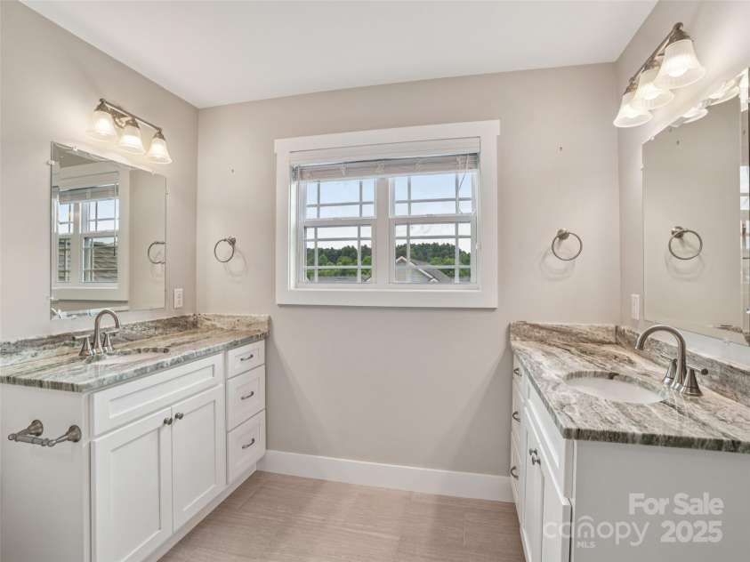 64 Leyland Circle, Hendersonville, NC 28792.  MLS# CAR4308400, YatesRealty ID 318. 