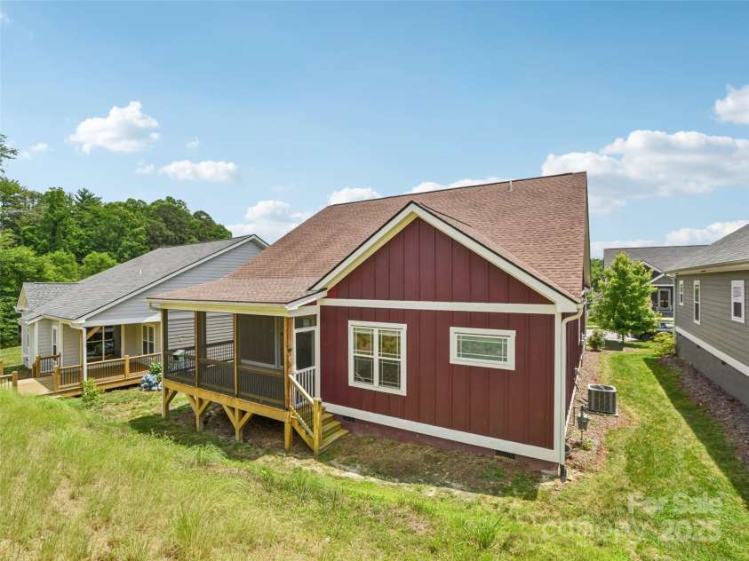 64 Leyland Circle, Hendersonville, NC 28792.  MLS# CAR4308400, YatesRealty ID 318. 