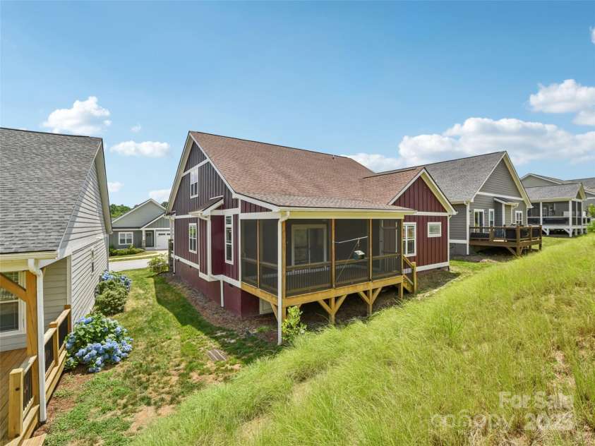 64 Leyland Circle, Hendersonville, NC 28792.  MLS# CAR4308400, YatesRealty ID 318. 