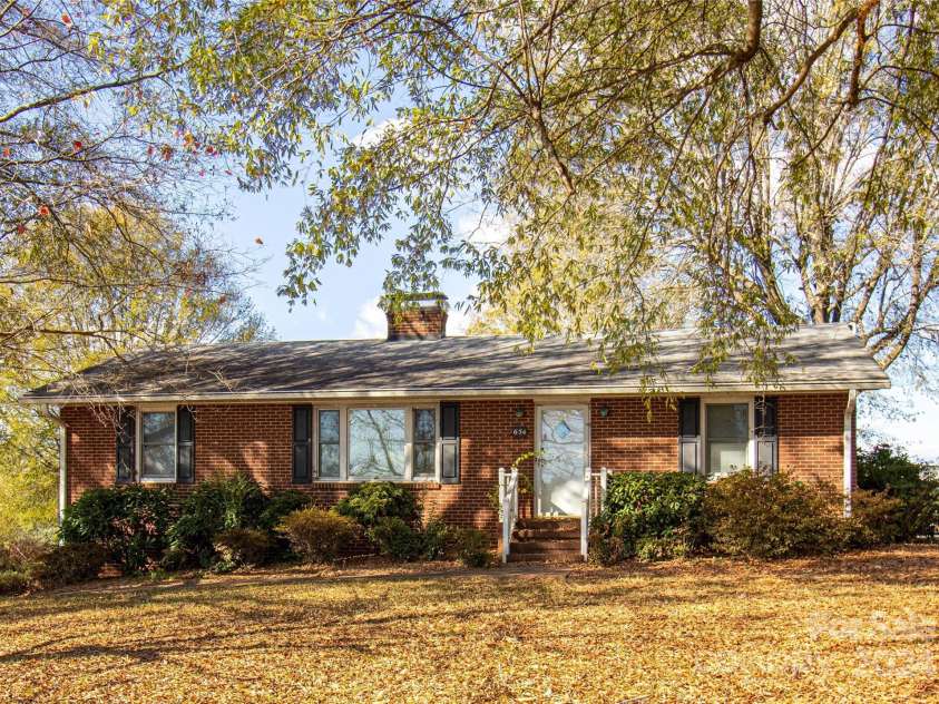 654 Meadowlark Drive, Winston Salem, NC 27106.  MLS# CAR4206176, YatesRealty ID 318. 