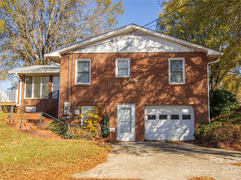 654 Meadowlark Drive, Winston Salem, NC 27106.  MLS# CAR4206176, YatesRealty ID 318. 