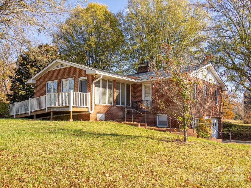 654 Meadowlark Drive, Winston Salem, NC 27106.  MLS# CAR4206176, YatesRealty ID 318. 