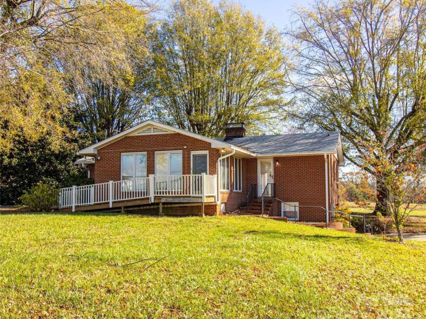 654 Meadowlark Drive, Winston Salem, NC 27106.  MLS# CAR4206176, YatesRealty ID 318. 