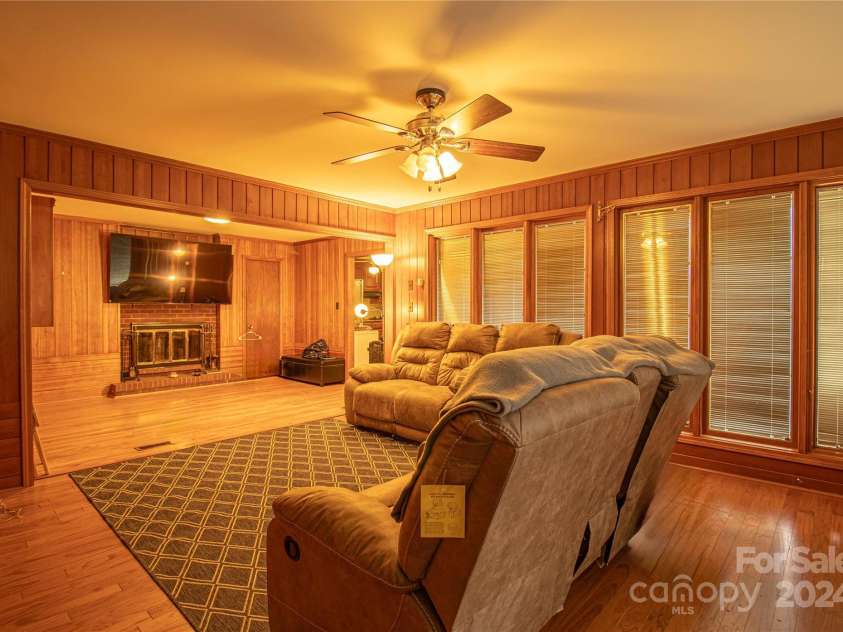 654 Meadowlark Drive, Winston Salem, NC 27106.  MLS# CAR4206176, YatesRealty ID 318. 