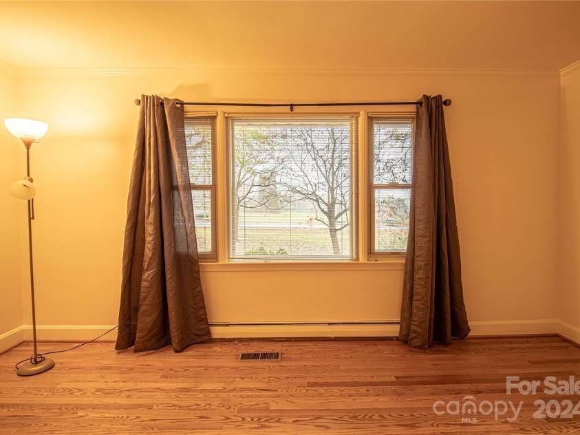 654 Meadowlark Drive, Winston Salem, NC 27106.  MLS# CAR4206176, YatesRealty ID 318. 