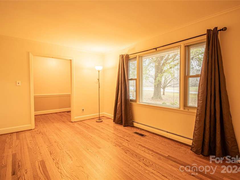 654 Meadowlark Drive, Winston Salem, NC 27106.  MLS# CAR4206176, YatesRealty ID 318. 