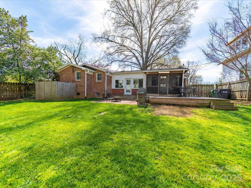 1623 Geneva Court, Charlotte, NC 28209.  MLS# CAR4235982, YatesRealty ID 3180. Fenced backyard