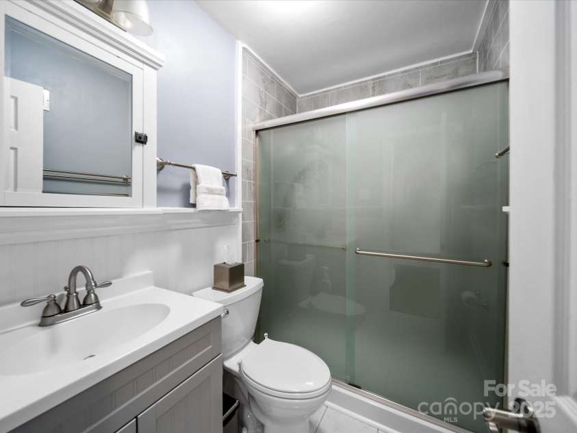 1623 Geneva Court, Charlotte, NC 28209.  MLS# CAR4235982, YatesRealty ID 3180. Guest bath