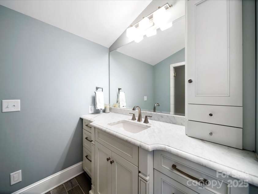 1623 Geneva Court, Charlotte, NC 28209.  MLS# CAR4235982, YatesRealty ID 3180. Primary Bath