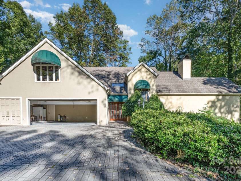 2116 8th Street Drive, Hickory, NC 28601.  MLS# CAR4311833, YatesRealty ID 3180. 