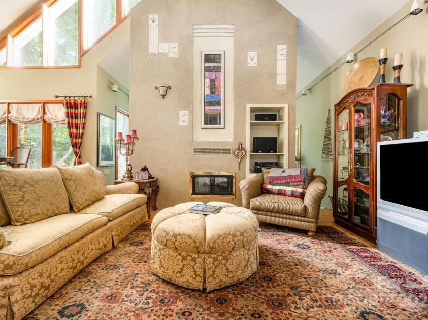 2116 8th Street Drive, Hickory, NC 28601.  MLS# CAR4311833, YatesRealty ID 3180. 