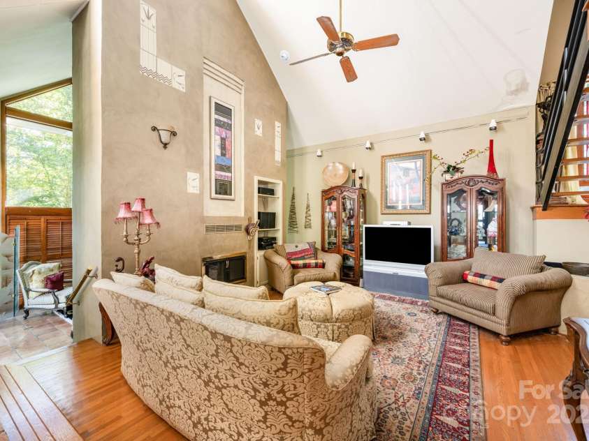 2116 8th Street Drive, Hickory, NC 28601.  MLS# CAR4311833, YatesRealty ID 3180. 