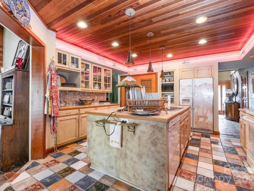 2116 8th Street Drive, Hickory, NC 28601.  MLS# CAR4311833, YatesRealty ID 3180. 