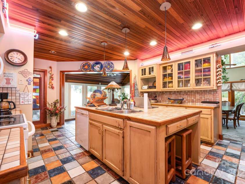 2116 8th Street Drive, Hickory, NC 28601.  MLS# CAR4311833, YatesRealty ID 3180. 