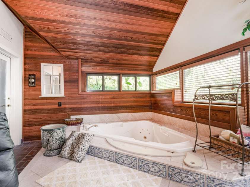 2116 8th Street Drive, Hickory, NC 28601.  MLS# CAR4311833, YatesRealty ID 3180. 