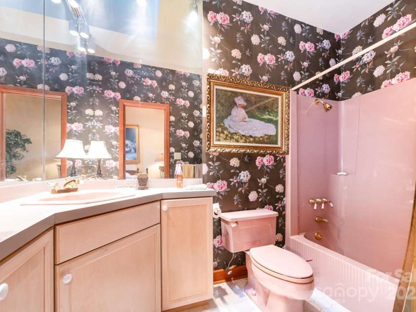 2116 8th Street Drive, Hickory, NC 28601.  MLS# CAR4311833, YatesRealty ID 3180. 