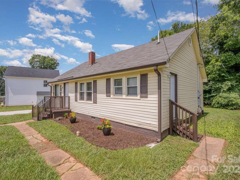 202 Pinchback Avenue, Bessemer City, NC 28016.  MLS# CAR4277000, YatesRealty ID 31800. 