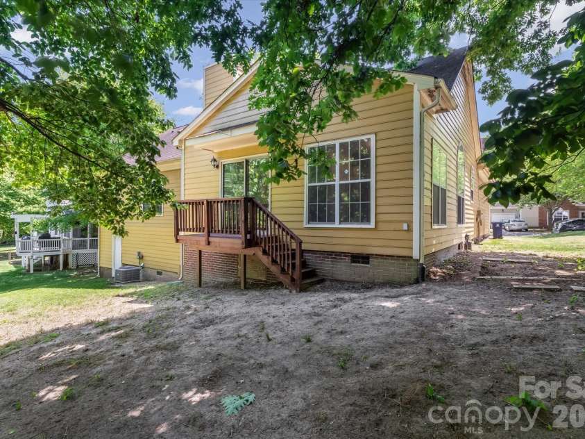 11823 Harris Ridge Drive, Charlotte, NC 28269.  MLS# CAR4370842, YatesRealty ID 31801. LARGE BACK YARD