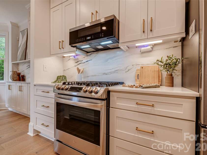 937 Park Slope Drive, Charlotte, NC 28209.  MLS# CAR4393902, YatesRealty ID 31803. 