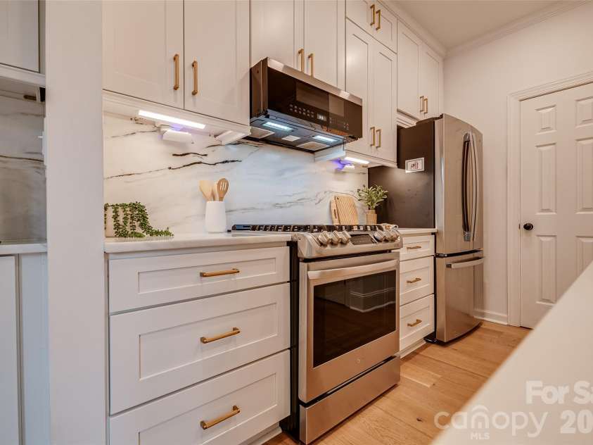 937 Park Slope Drive, Charlotte, NC 28209.  MLS# CAR4393902, YatesRealty ID 31803. 