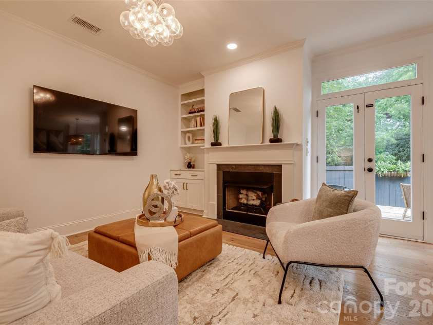937 Park Slope Drive, Charlotte, NC 28209.  MLS# CAR4393902, YatesRealty ID 31803. 