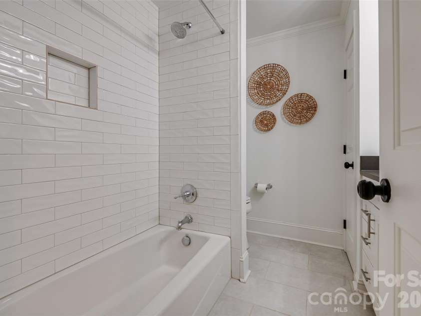 937 Park Slope Drive, Charlotte, NC 28209.  MLS# CAR4393902, YatesRealty ID 31803. Guest Bath