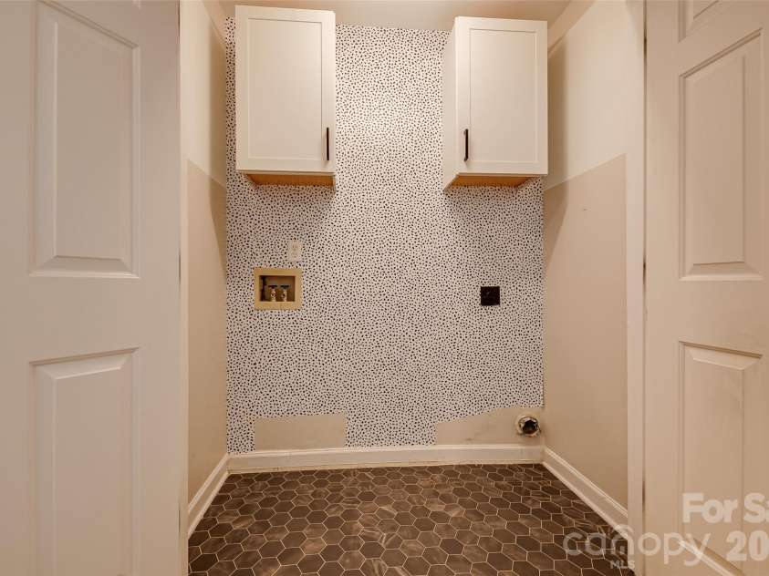937 Park Slope Drive, Charlotte, NC 28209.  MLS# CAR4393902, YatesRealty ID 31803. Laundry