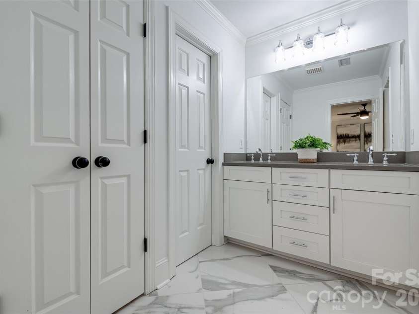 937 Park Slope Drive, Charlotte, NC 28209.  MLS# CAR4393902, YatesRealty ID 31803. Primary Bath