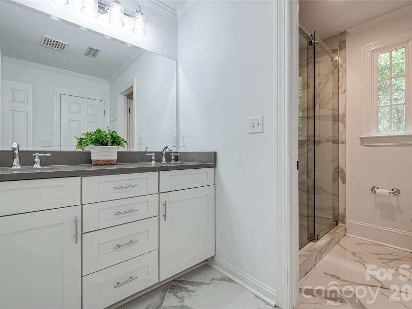937 Park Slope Drive, Charlotte, NC 28209.  MLS# CAR4393902, YatesRealty ID 31803. Primary Bath