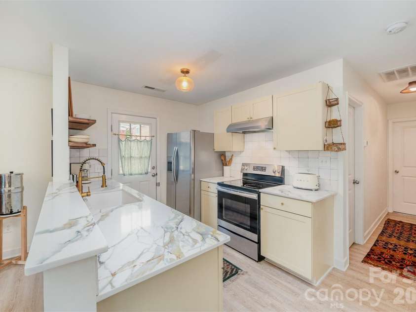 122 Crowell Drive, Concord, NC 28025.  MLS# CAR4388957, YatesRealty ID 31804. Kitchen