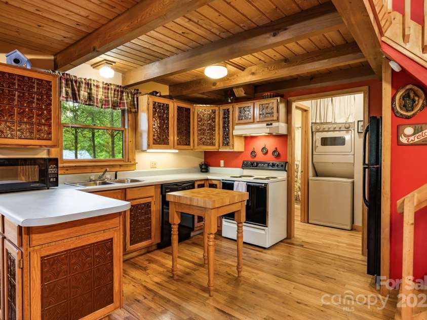 180 Grace Way, Green Mountain, NC 28740.  MLS# CAR4276966, YatesRealty ID 31804. 