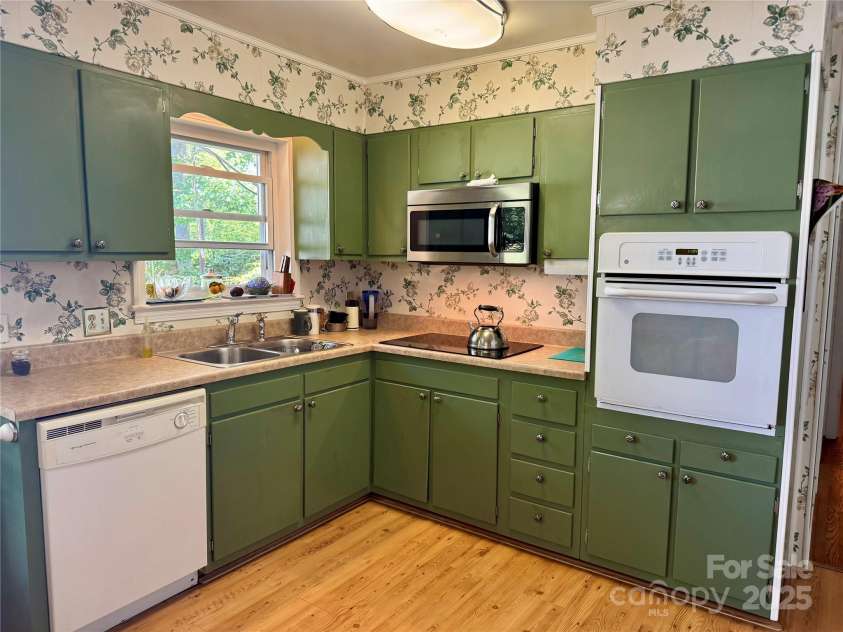 206 Rock Hill Avenue, Hendersonville, NC 28792.  MLS# CAR4280026, YatesRealty ID 31806. 
