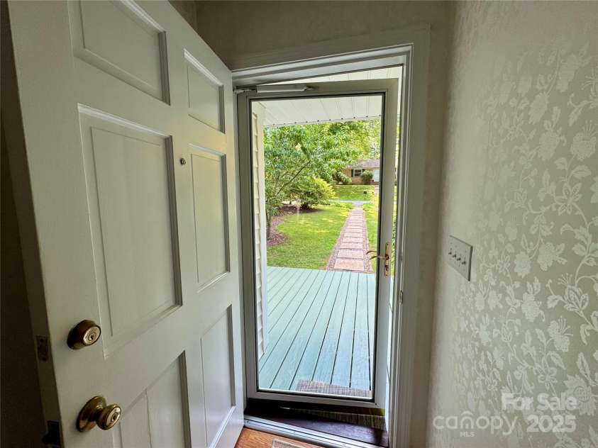 206 Rock Hill Avenue, Hendersonville, NC 28792.  MLS# CAR4280026, YatesRealty ID 31806. 