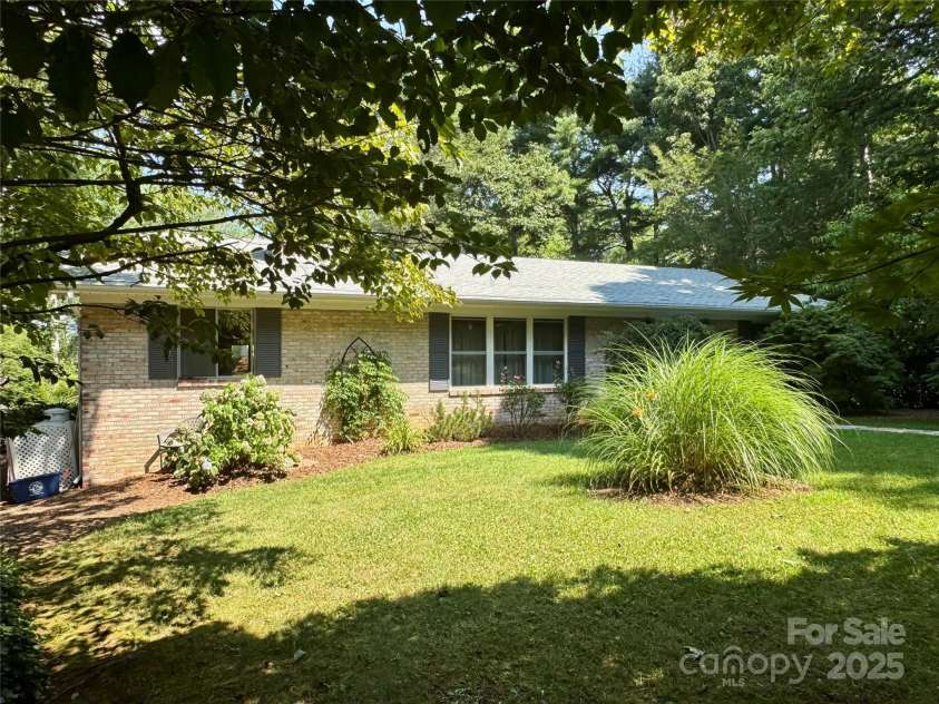 206 Rock Hill Avenue, Hendersonville, NC 28792.  MLS# CAR4280026, YatesRealty ID 31806. 