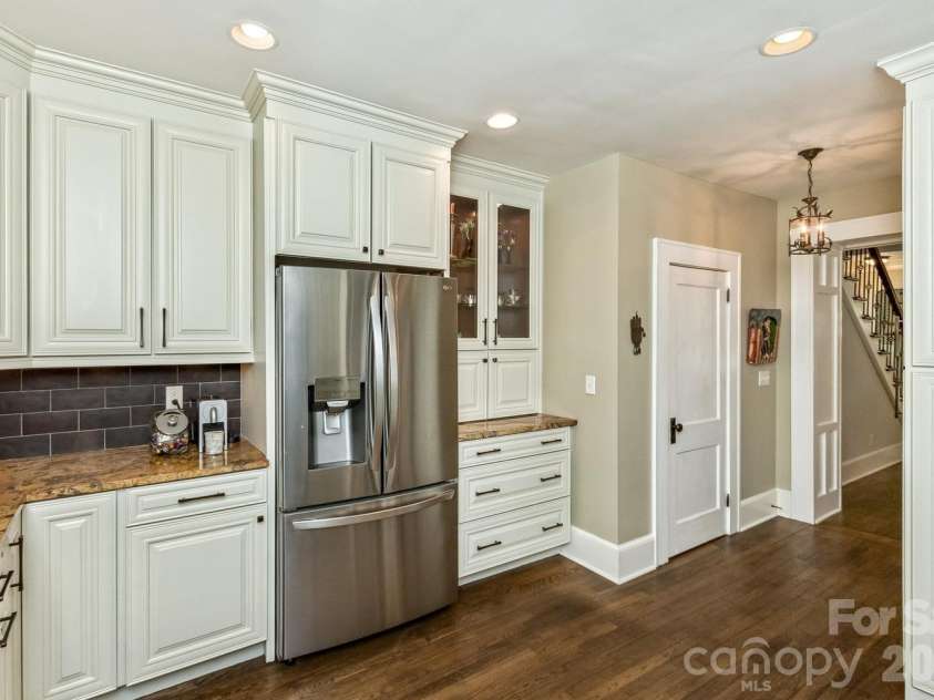 23 Woodvale Avenue, Asheville, NC 28804.  MLS# CAR4385659, YatesRealty ID 31808. 