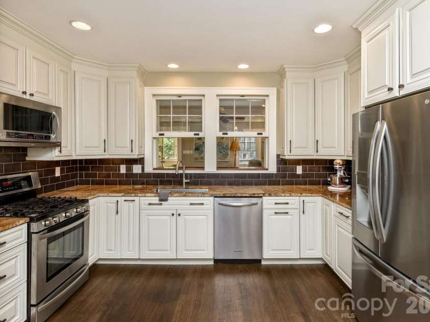 23 Woodvale Avenue, Asheville, NC 28804.  MLS# CAR4385659, YatesRealty ID 31808. 