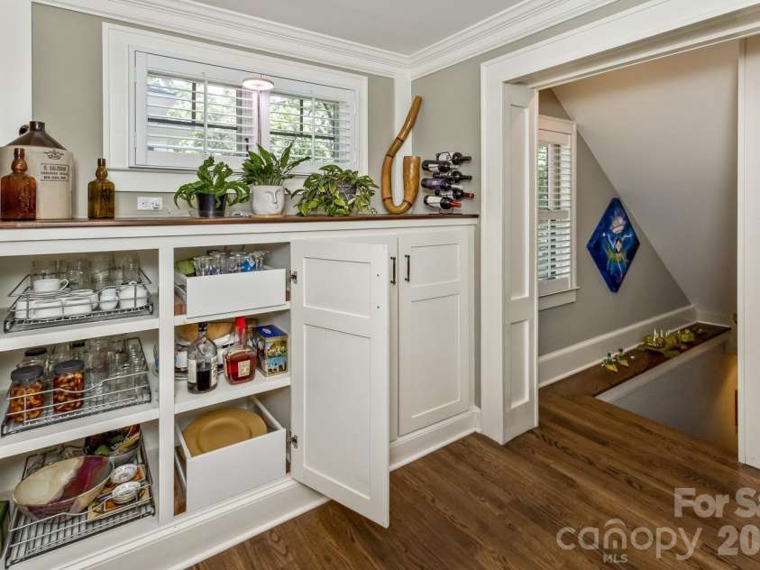 23 Woodvale Avenue, Asheville, NC 28804.  MLS# CAR4385659, YatesRealty ID 31808. 