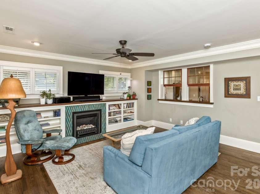 23 Woodvale Avenue, Asheville, NC 28804.  MLS# CAR4385659, YatesRealty ID 31808. 