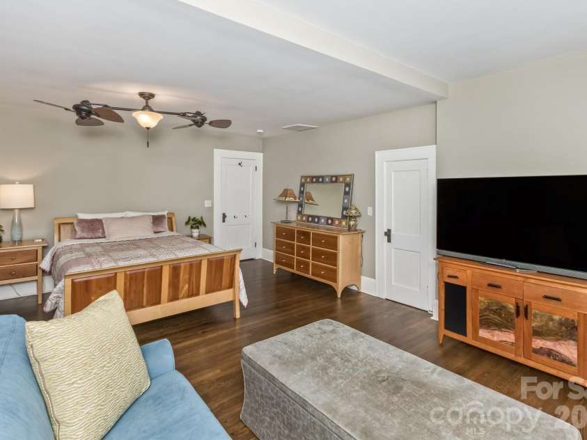 23 Woodvale Avenue, Asheville, NC 28804.  MLS# CAR4385659, YatesRealty ID 31808. 