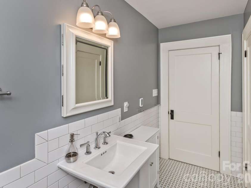 23 Woodvale Avenue, Asheville, NC 28804.  MLS# CAR4385659, YatesRealty ID 31808. 
