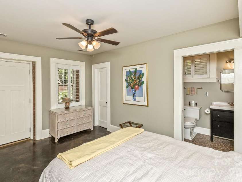 23 Woodvale Avenue, Asheville, NC 28804.  MLS# CAR4385659, YatesRealty ID 31808. 