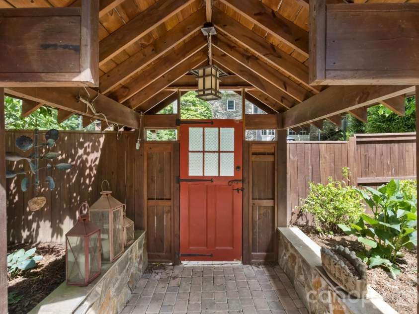 23 Woodvale Avenue, Asheville, NC 28804.  MLS# CAR4385659, YatesRealty ID 31808. 