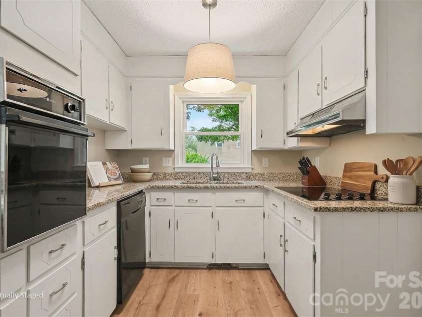2143 Knickerbocker Drive, Charlotte, NC 28212.  MLS# CAR4392064, YatesRealty ID 31813. Cooking will be a pleasure in your new kitchen.