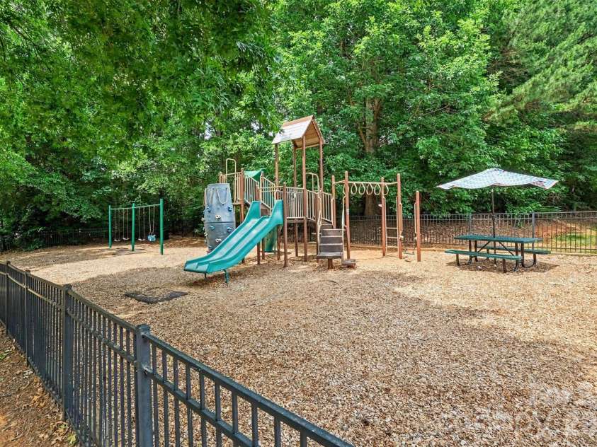 2143 Knickerbocker Drive, Charlotte, NC 28212.  MLS# CAR4392064, YatesRealty ID 31813. Walkable to parks