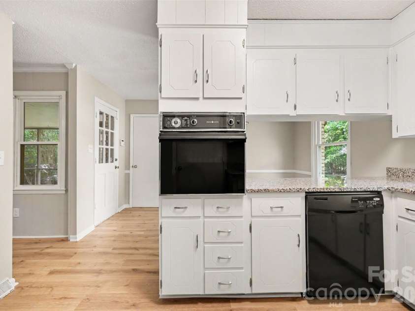 2143 Knickerbocker Drive, Charlotte, NC 28212.  MLS# CAR4392064, YatesRealty ID 31813. Yes, that's a breakfast bar/extra prep space.