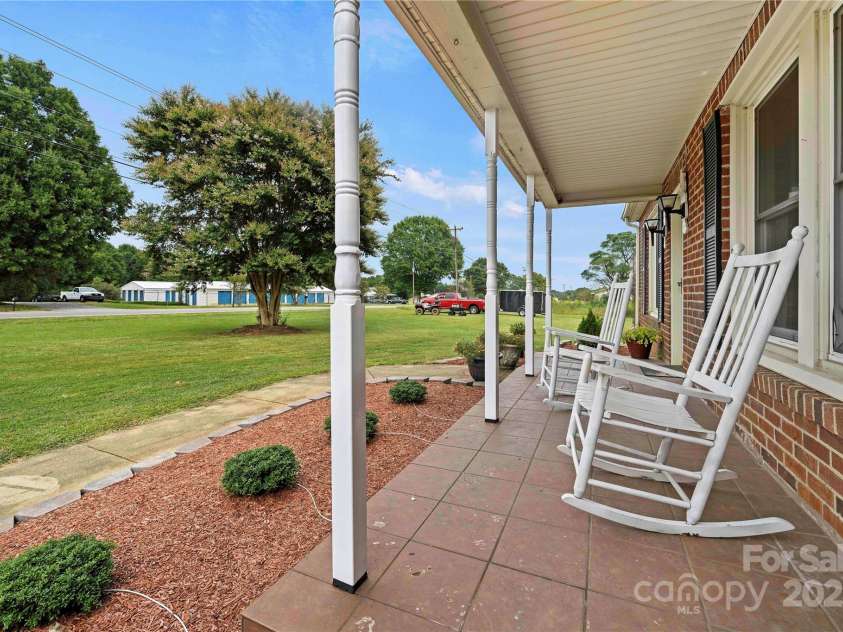 2207 Stagecoach Trail, Shelby, NC 28150.  MLS# CAR4290259, YatesRealty ID 31813. Front Porch